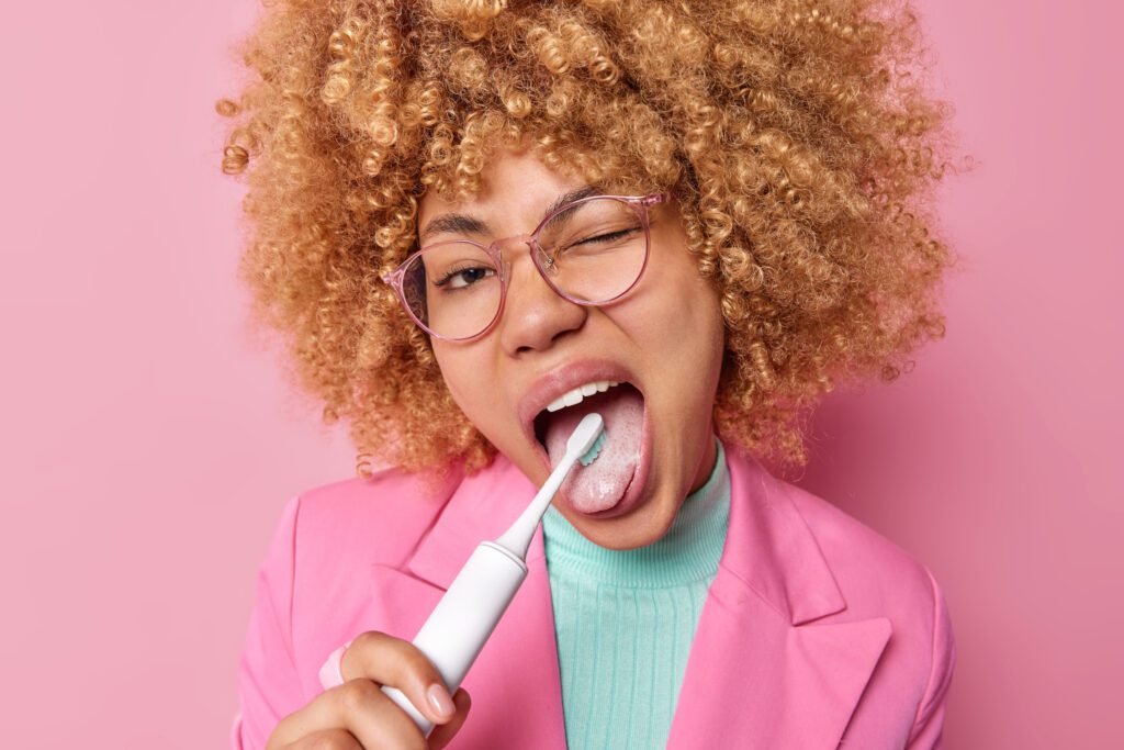 woman brushing her tongue